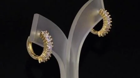 Modische Creolen-Huggie-CZ-Ohrringe aus Silberlegierung mit 18 Karat Goldplattierung und Perlenkristall für Damen