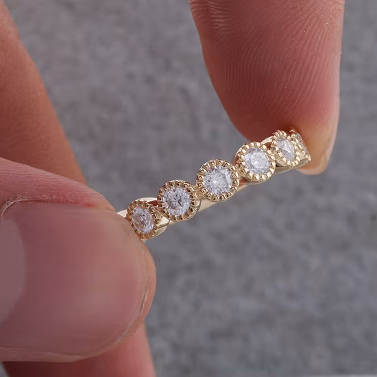 Milgrain-Moissanit-Band, halbe Ewigkeit, Ehering, Lünettenset, Akzent-Moissanit-Ring, Stapel-Ehering aus 10 Karat Gelbgold